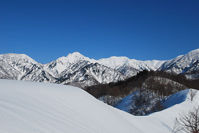 雪の稜線がきれいです。