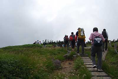 山頂へは約４時間あまりかかって１２：３０分に到着しました。