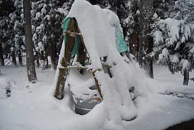 最後のトラクターの耕耘部の雪囲いも無事済んだので、もう雪が積もっても大丈夫です。