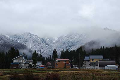 ５月なのに山には雪が降りました。