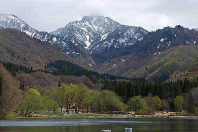 ちょうど大源太の山頂が霧の中から顔をみせてくれました。