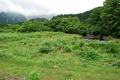 刈り払い前の墓地です。