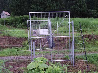 耕作地の周囲には電気柵が２km以上張りめぐらせてありました。