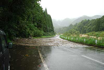 県道が交通止め。