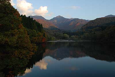 紅葉の大源太湖