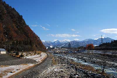 直売所に出品の帰りの魚野川からの雪景色です。