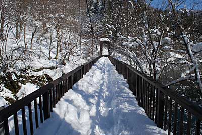 堰堤の上の吊り橋