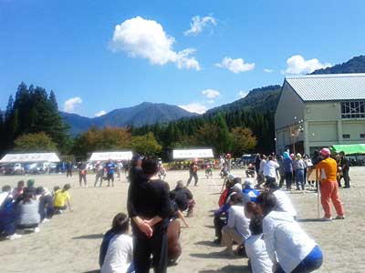 小学校で地区運動会が開催されました。