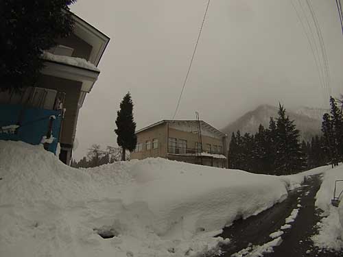 午前中、町内の公民館の屋根の雪掘り。