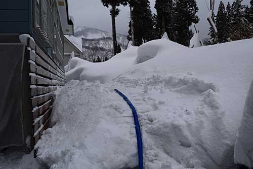 屋根の反対側の雪の除雪対策をしました。